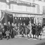 Après la cérémonie du 11 novembre. Le Cours. La promenade des jeunes filles