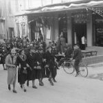 Après la cérémonie du 11 novembre. Le Cours. La promenade des jeunes filles